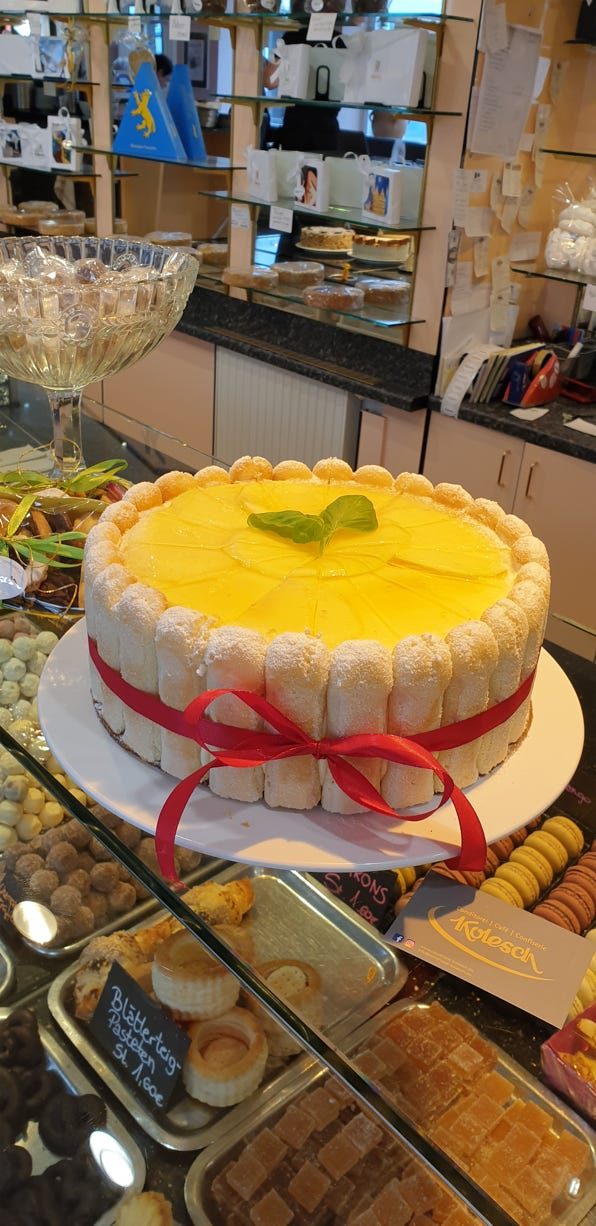 Charlotte mit Zitronencreme und Schleife