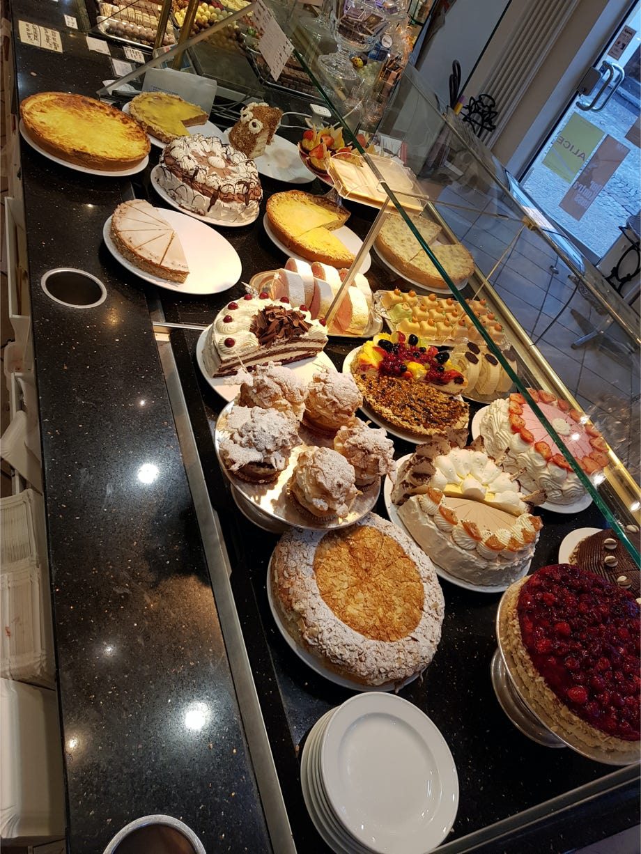Kuchenvitrine im Café